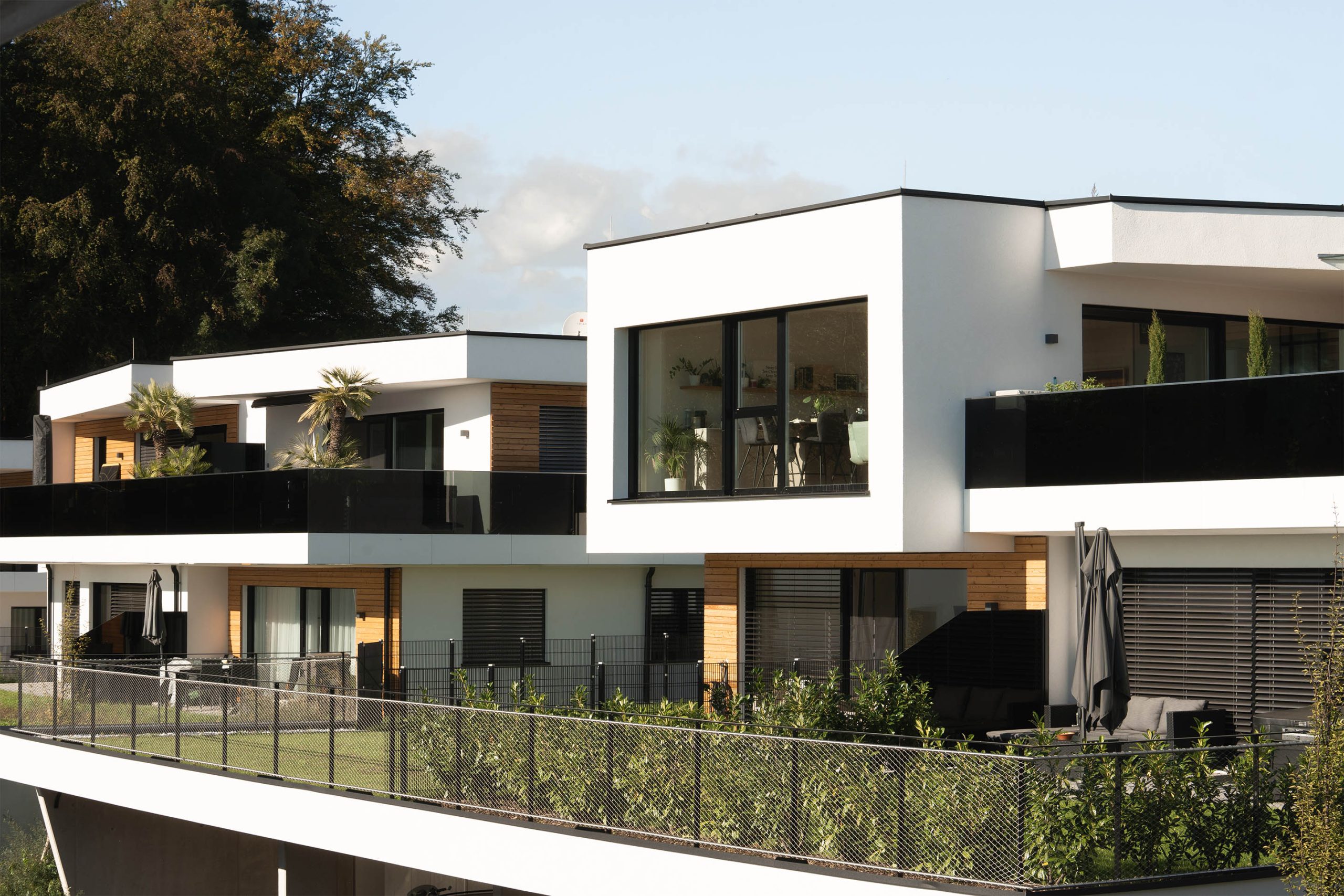 Wohnbauprojekt Panorama Gleisdorf, Referenzprojekt von Arch&Living; Blick auf mehrere Gebäude mit deren Gärten
